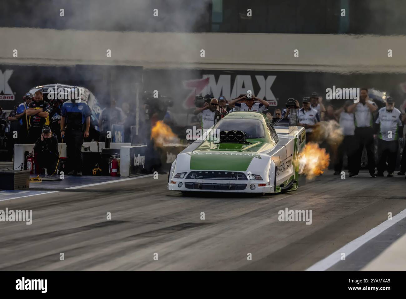 22 settembre 2023-Concord, NC: Il pilota della NHRA Funny Car Series, Dave Richards, corre lungo la corsia durante una sessione di qualificazione per il Betway Carolina National Foto Stock