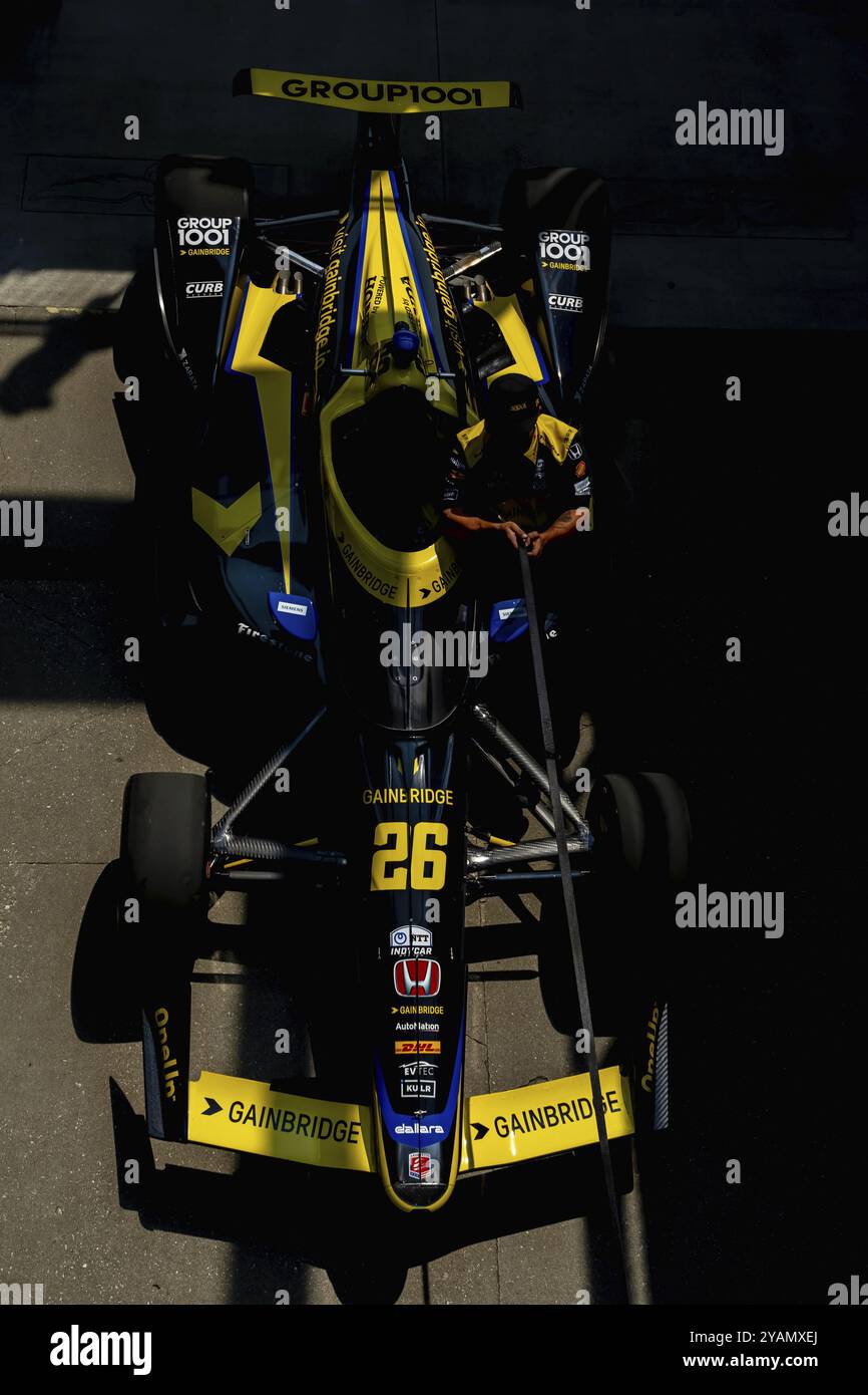 L'equipaggio della Andretti Autosport Honda lancia la sua auto da corsa su pit Road prima di una prova per l'Indianapolis 500 all'Indianapolis Motor Speedway di Foto Stock