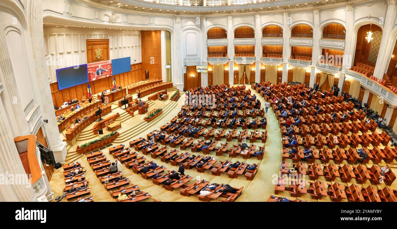 Bucarest, Romania - 14 ottobre 2024: Panorama con la camera dei deputati, una delle due camere parlamentari del Parlamento rumeno. Foto Stock