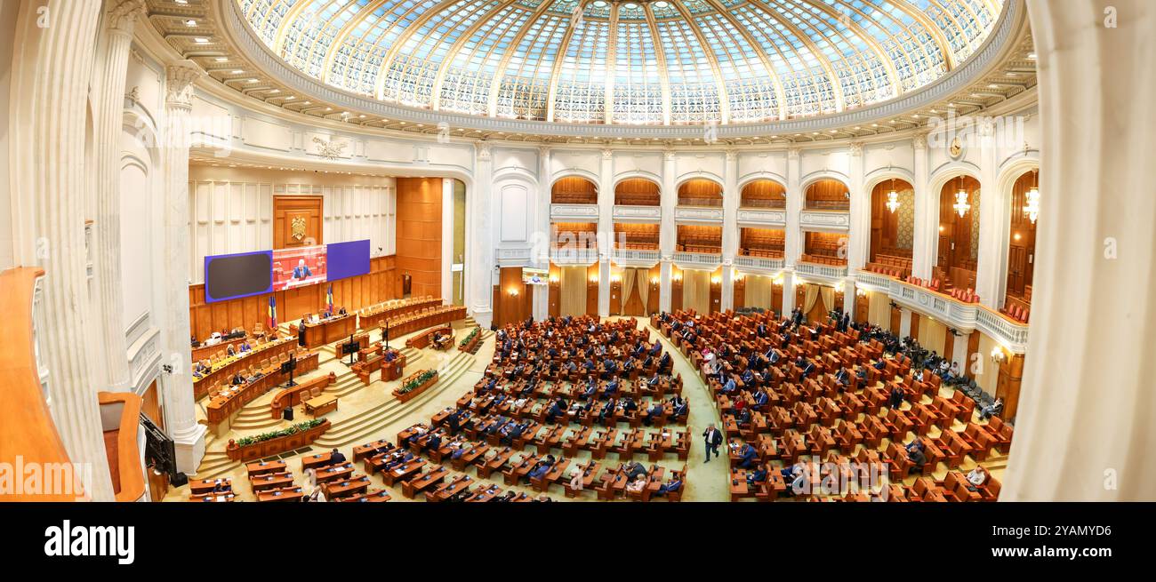 Bucarest, Romania - 14 ottobre 2024: Panorama con la camera dei deputati, una delle due camere parlamentari del Parlamento rumeno. Foto Stock