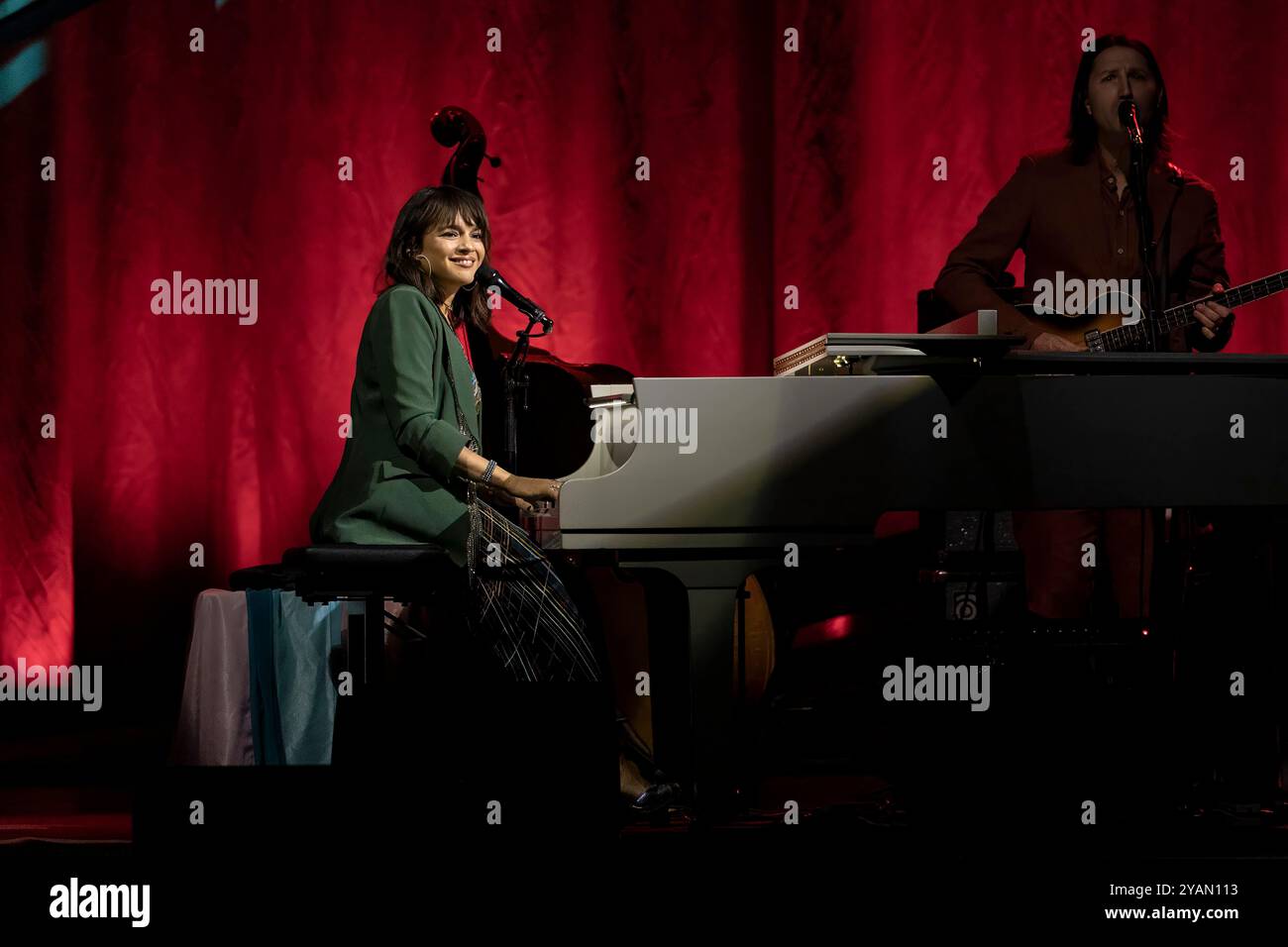 Irving, Texas, Stati Uniti. 14 ottobre 2024. NORAH JONES, la musicista vincitrice di un Grammy, nota per la sua voce rilassante e la miscela di jazz, pop e country, titola il suo Visions Tour 2024 al Pavilion della Toyota Music Factory. (Immagine di credito: © Mark Fann/ZUMA Press Wire) SOLO PER USO EDITORIALE! Non per USO commerciale! Foto Stock