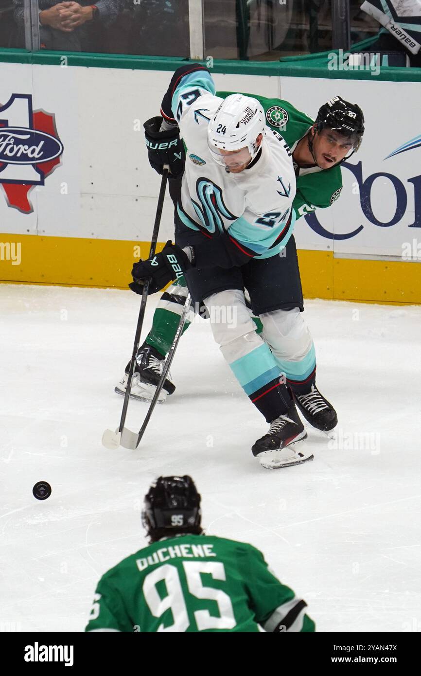 Dallas, Stati Uniti. 13 ottobre 2024. Mason Marchment #27of Dallas Stars e Jamie Oleksiak #24 di Seattle Kraken che pattinano sul ghiaccio mentre combatte per il puck durante la partita NHL tra Dallas Stars e Seattle Kraken all'American Airlines Center. Punteggio finale Dallas Stars 2-0 Seattle Kraken. Il 13 ottobre 2024 a Dallas, Texas. (Foto di Javier Vicencio/Eyepix Group) credito: Eyepix Group/Alamy Live News Foto Stock