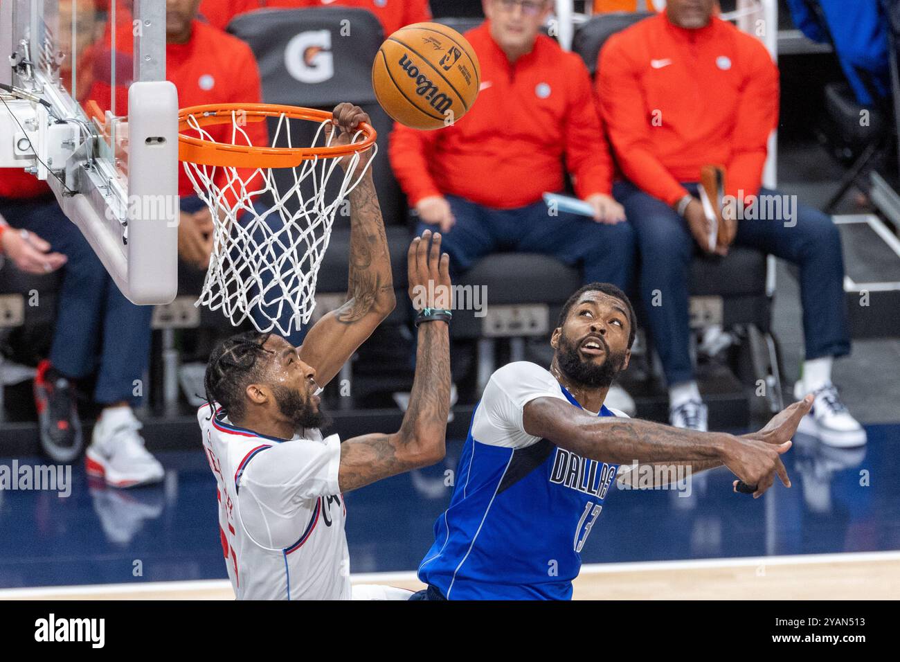 Inglewood, California, Stati Uniti. 14 ottobre 2024. Derrick Jones Jr. #55 dei Los Angeles Clippers e Naji Marshall #13 dei Dallas Mavericks lottano per un rimbalzo durante una partita di basket pre-stagione all'Intuit Dome lunedì 14 ottobre 2024 a Inglewood, California. (Credit Image: © Ringo Chiu/ZUMA Press Wire) SOLO PER USO EDITORIALE! Non per USO commerciale! Crediti: ZUMA Press, Inc./Alamy Live News Foto Stock