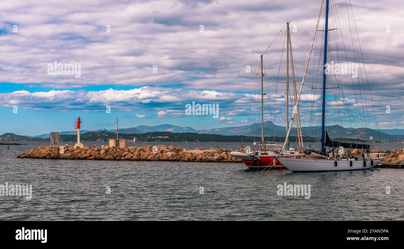 Vista panoramica di Fort Sainte Agathe e del porto dell'isola di Porquerolles, nel Var, in Provenza, Francia Foto Stock