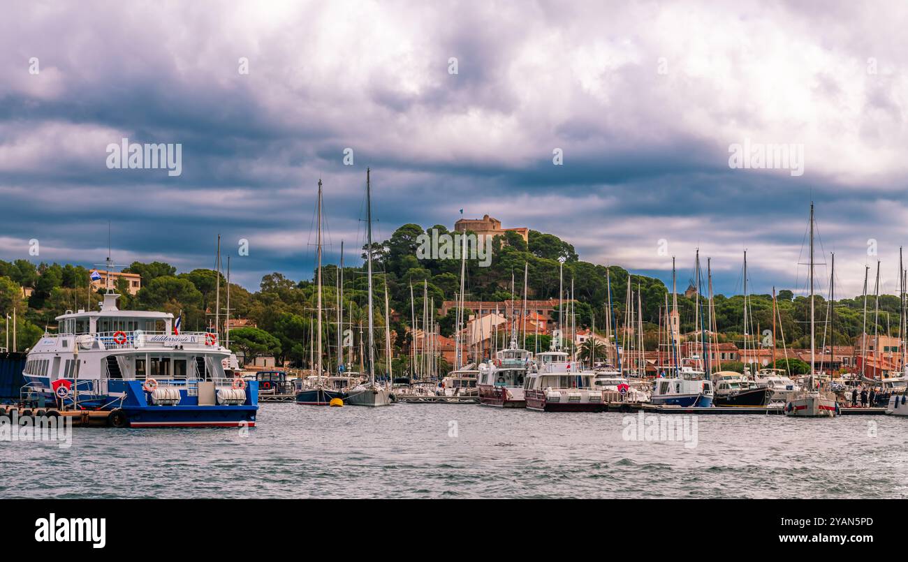 Vista panoramica di Fort Sainte Agathe e del porto dell'isola di Porquerolles, nel Var, in Provenza, Francia Foto Stock