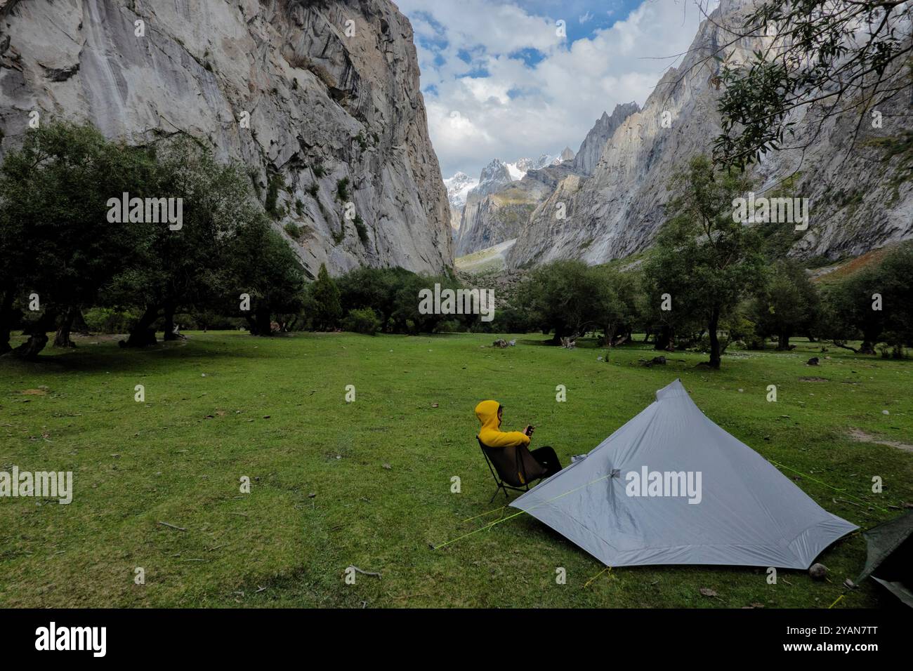 Campeggio a Mingulo Broq, Nangma Valley (Yosemite del Pakistan), Kanday, Baltistan, Pakistan Foto Stock