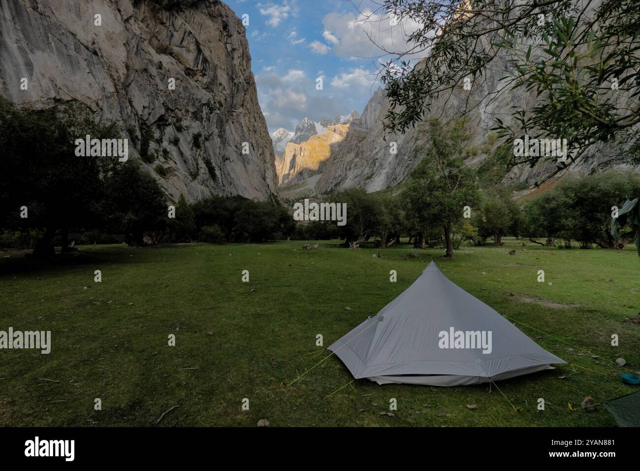 Campeggio a Mingulo Broq, Nangma Valley (Yosemite del Pakistan), Kanday, Baltistan, Pakistan Foto Stock