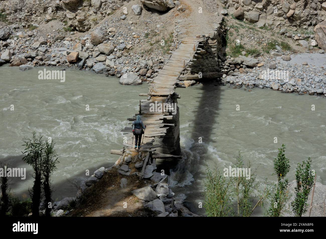 Attraversamento del fiume nella valle di Nangma, Kanday, Baltistan, Pakistan Foto Stock