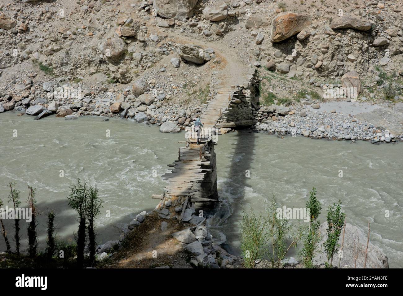 Attraversamento del fiume nella valle di Nangma, Kanday, Baltistan, Pakistan Foto Stock