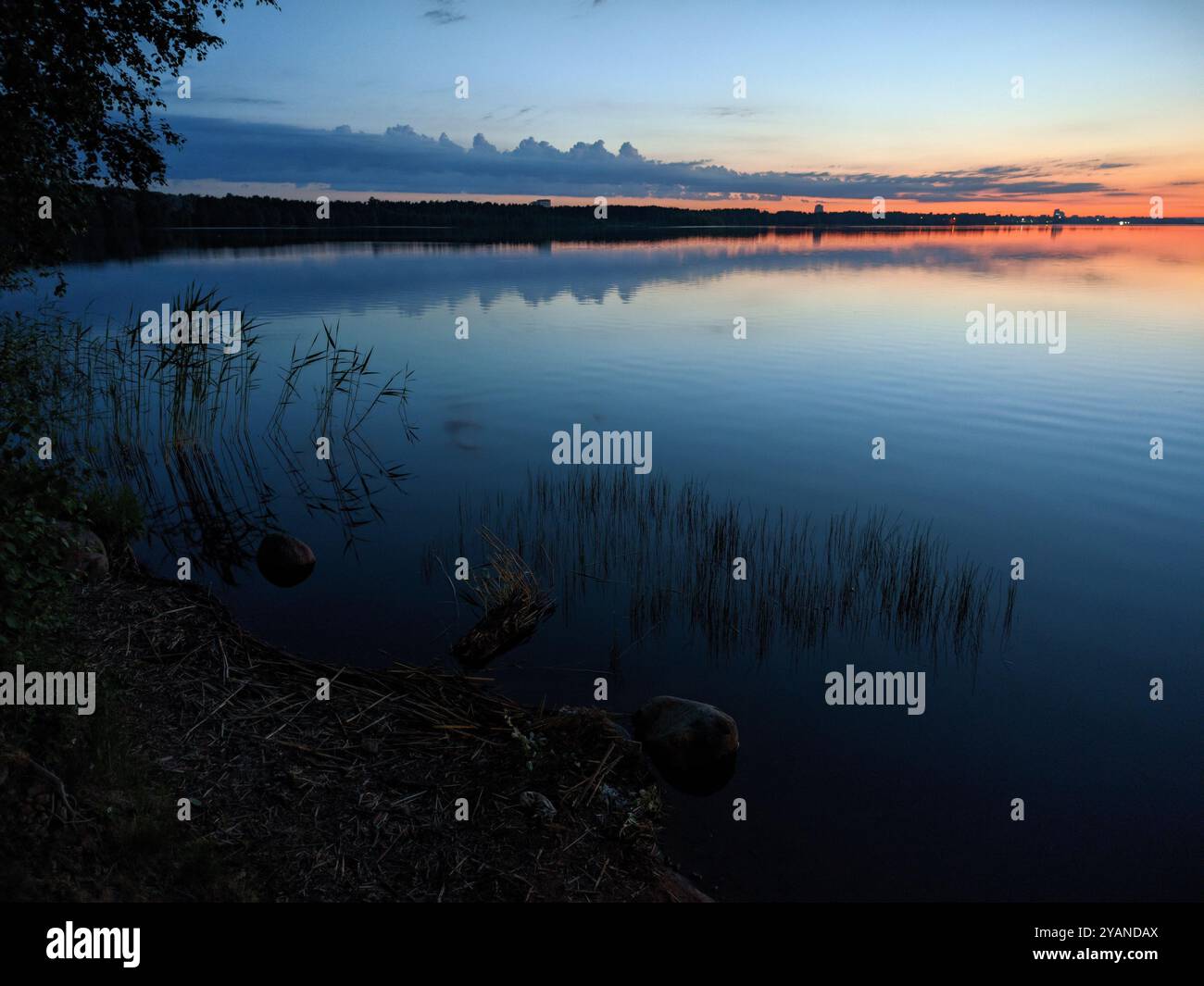 Tranquillo crepuscolo sul lago. Il momento perfetto per riflettere e ricaricarsi - Immagine stock catturata con smartphone