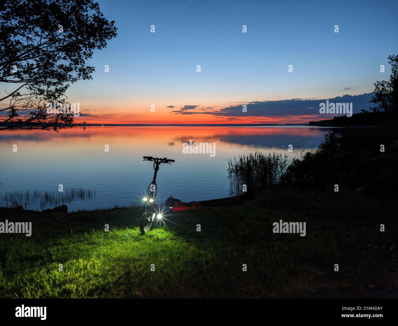Tranquillo crepuscolo sul lago. Il momento perfetto per riflettere e ricaricarsi - Immagine stock catturata con smartphone