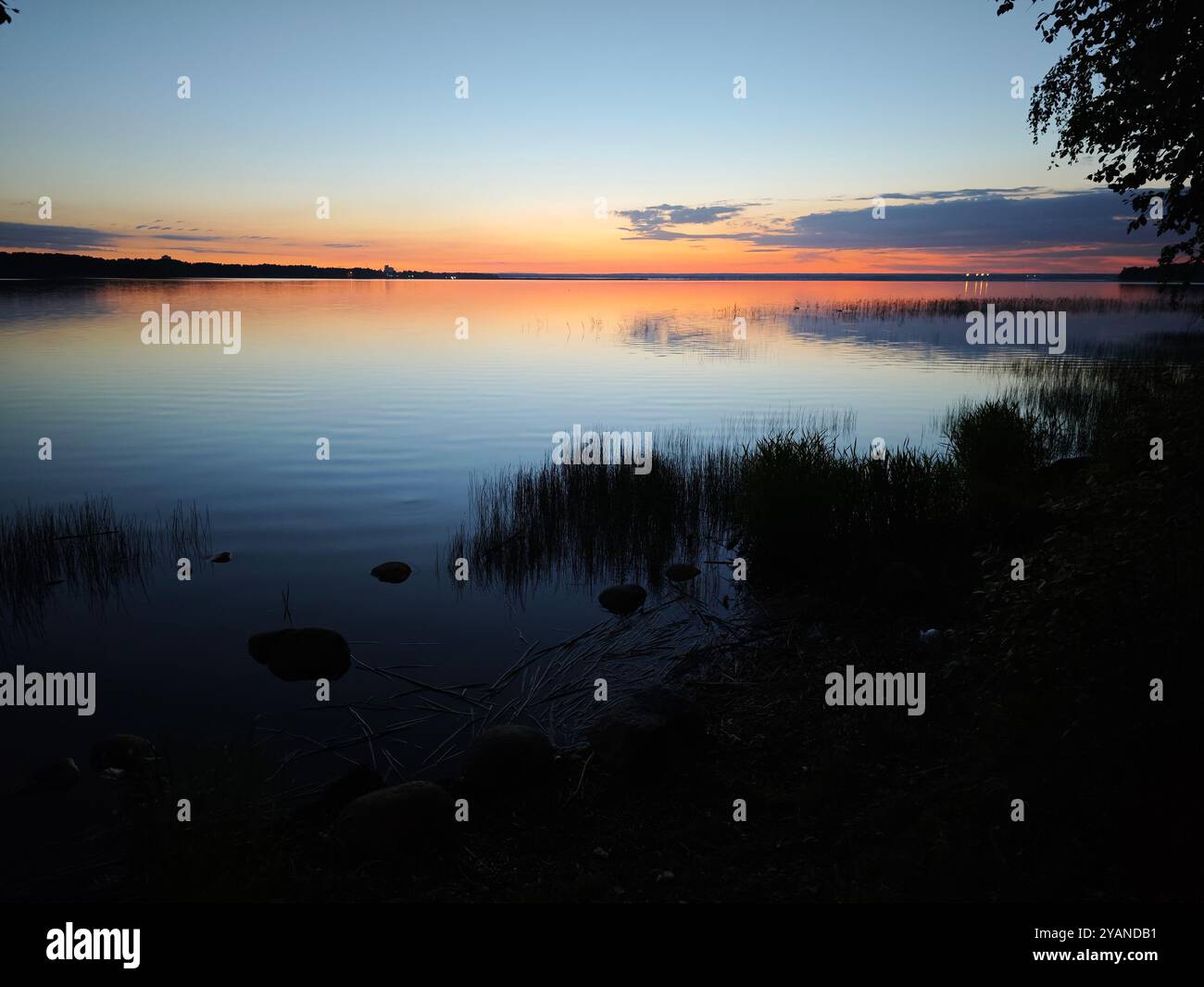 Tranquillo crepuscolo sul lago. Il momento perfetto per riflettere e ricaricarsi - Immagine stock catturata con smartphone
