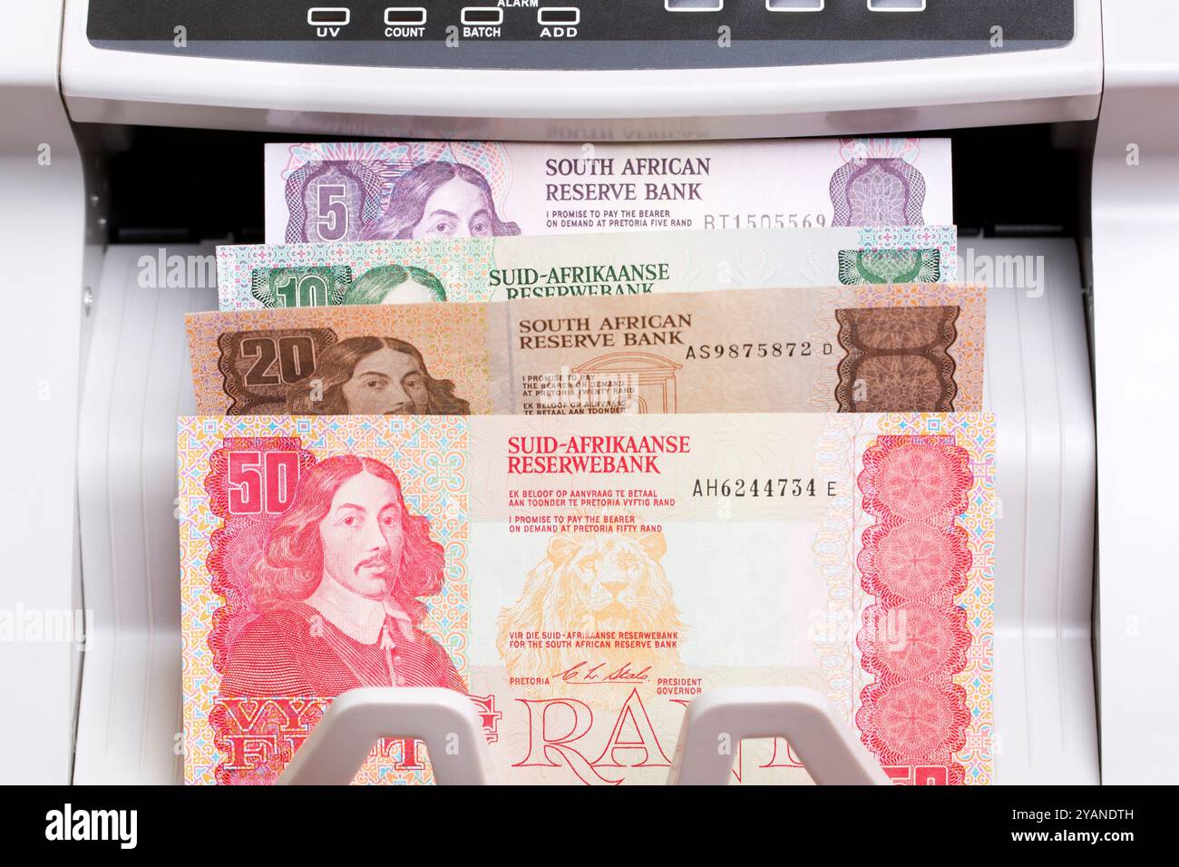 Vecchio denaro sudafricano - rand nella macchina di conteggio Foto Stock