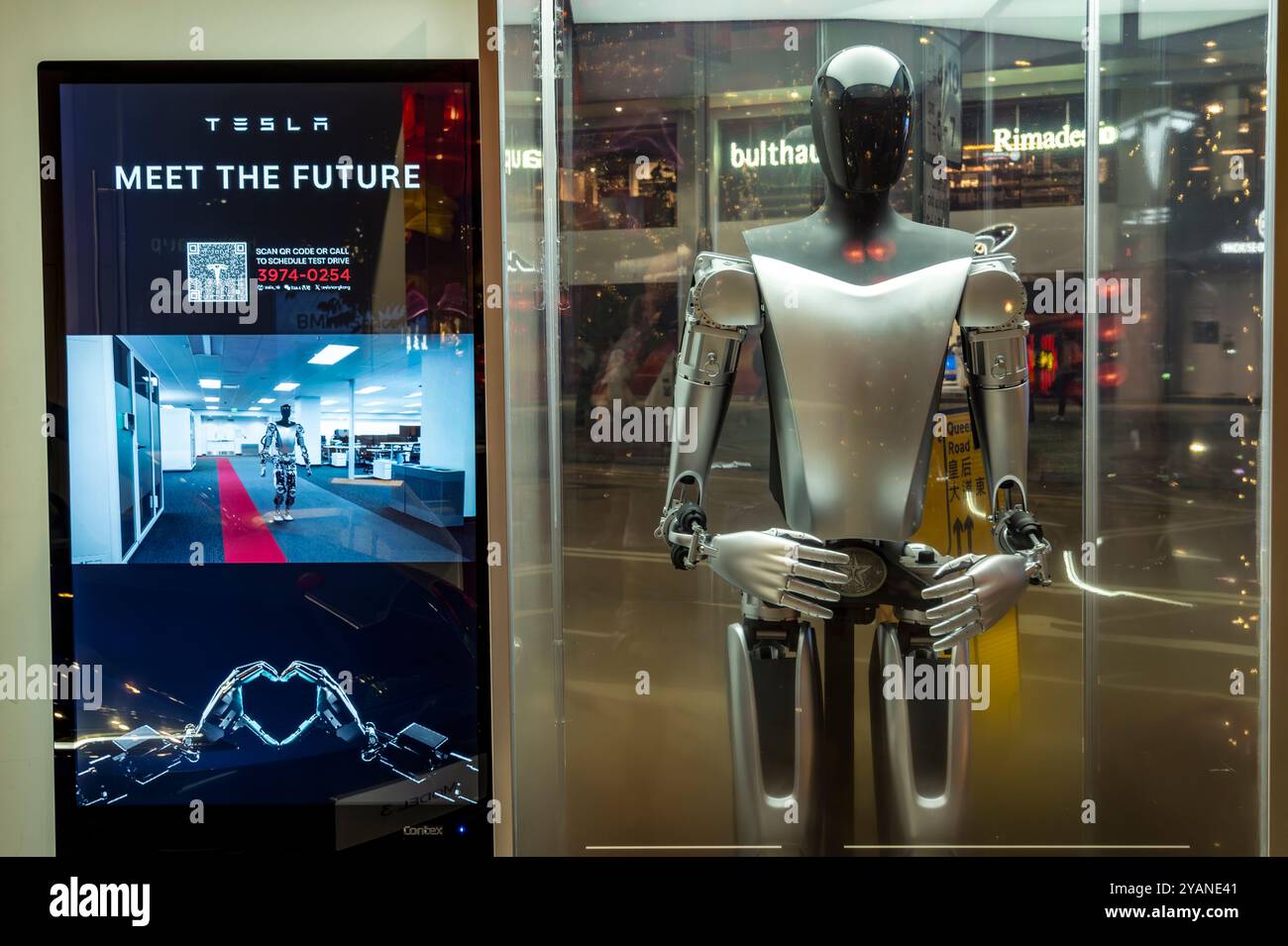 Optimus, noto anche come Tesla Bot, è un umanoide robotico generico in fase di sviluppo da Tesla, Inc., Hong Kong, Cina. Foto Stock