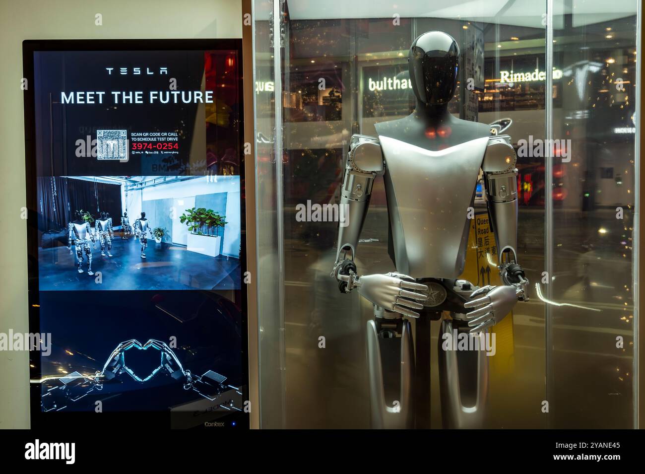 Optimus, noto anche come Tesla Bot, è un umanoide robotico generico in fase di sviluppo da Tesla, Inc., Hong Kong, Cina. Foto Stock