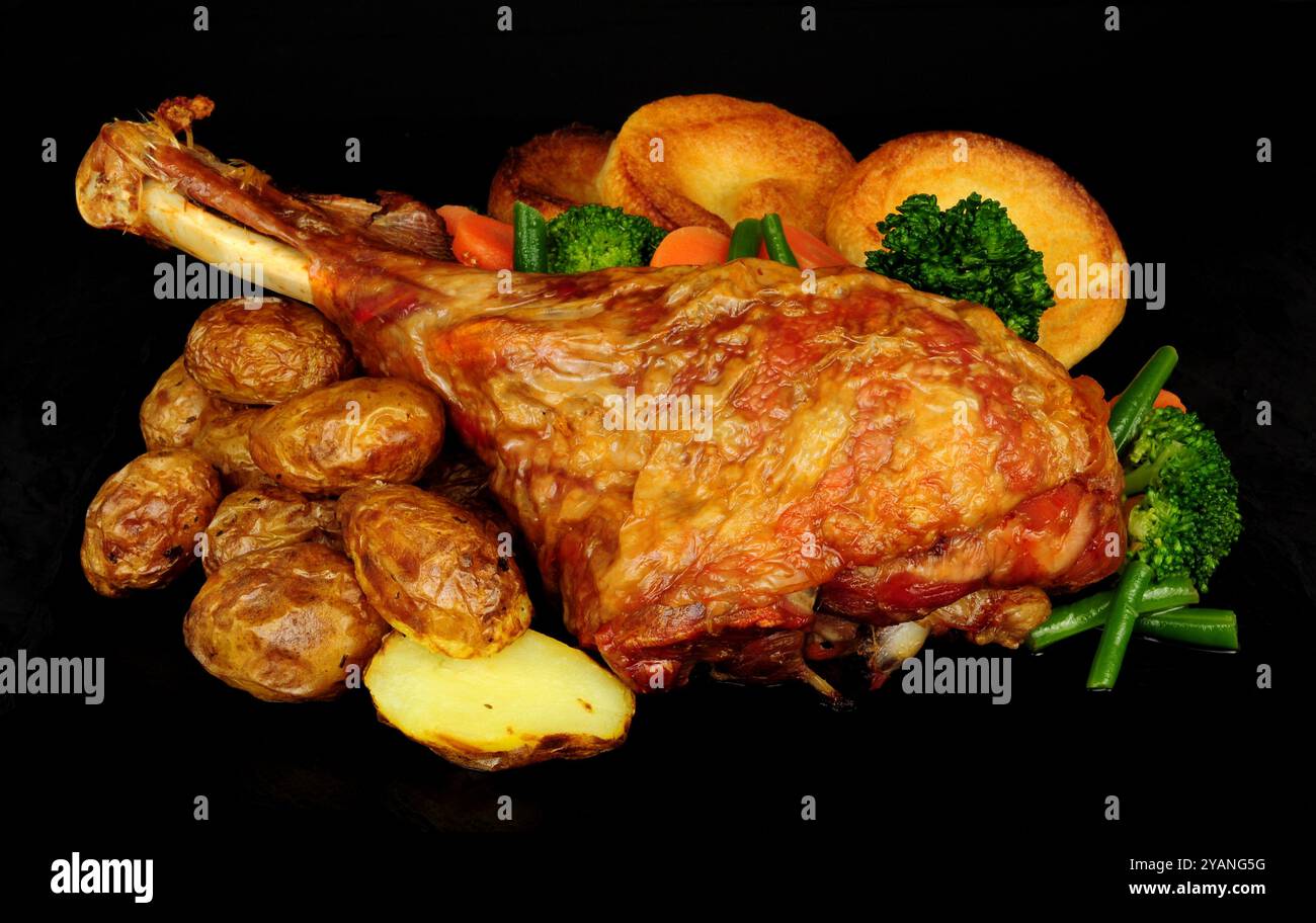 Arrostire la zuppa di tacchino con patate, verdure e budini dello Yorkshire Foto Stock