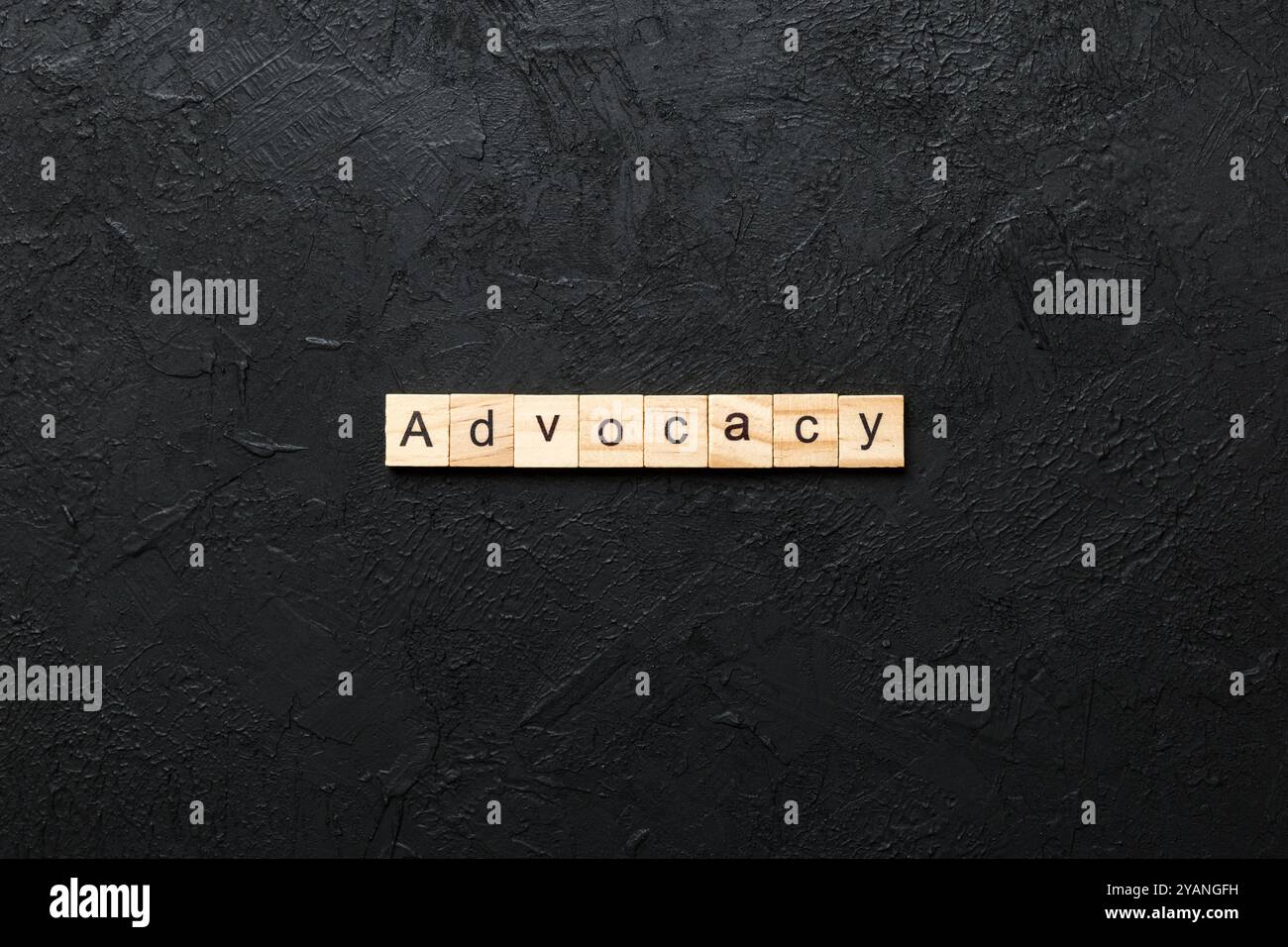 Parola DI ADVOCACY scritta su legno blocco. Testo DI SOSTEGNO sulla tabella di cemento per il vostro desing, concetto. Foto Stock