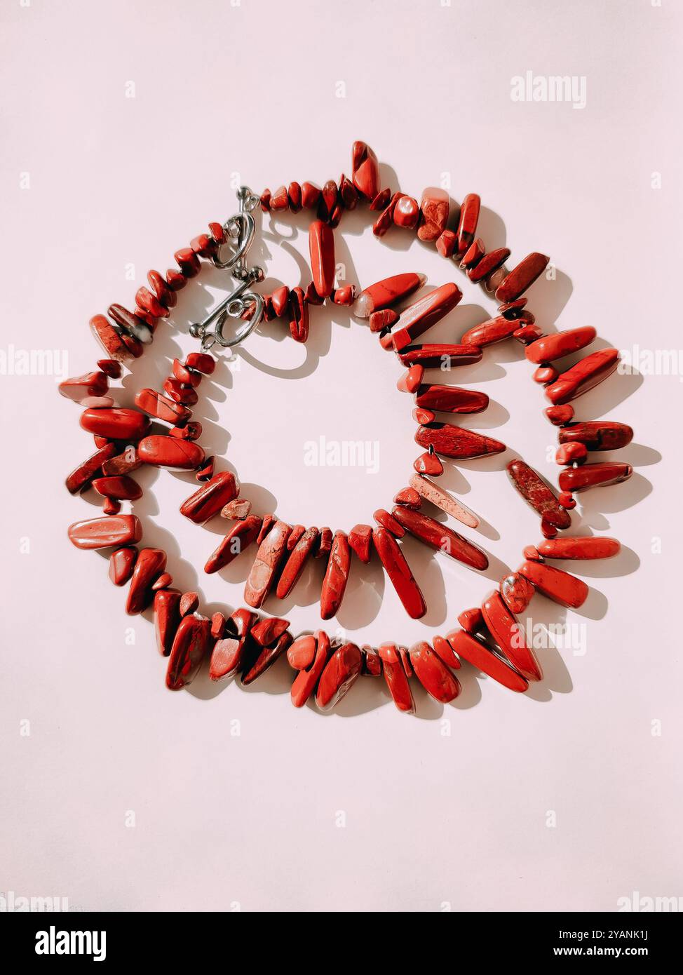 Set di gioielli jasper in vera pietra preziosa con vista dall'alto isolata. Accessori alla moda realizzati con materiali naturali e rispettosi dell'ambiente. Collana con perline Foto Stock