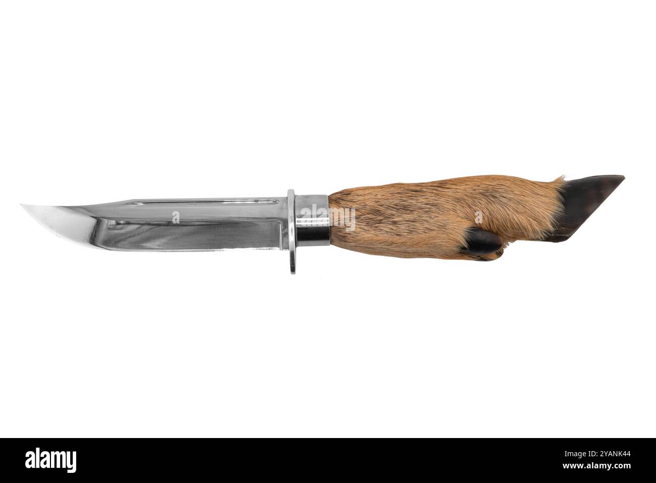 Coltello con manico per la gamba di cervo isolato sullo sfondo bianco. Manico per zoccolo di cervo. Coltello fatto a mano Foto Stock