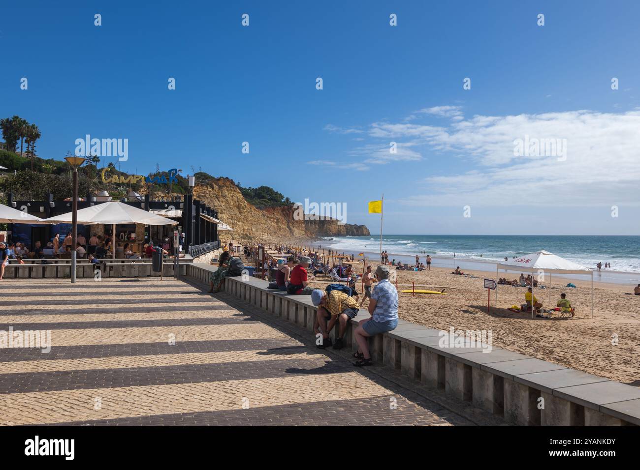 Lagos, Algarve, Portogallo - 18 ottobre 2023: Spiaggia Praia de Porto de Mos, terrazza sul mare acciottolata e ristorante in località balneare sull'Oceano Atlantico. Foto Stock