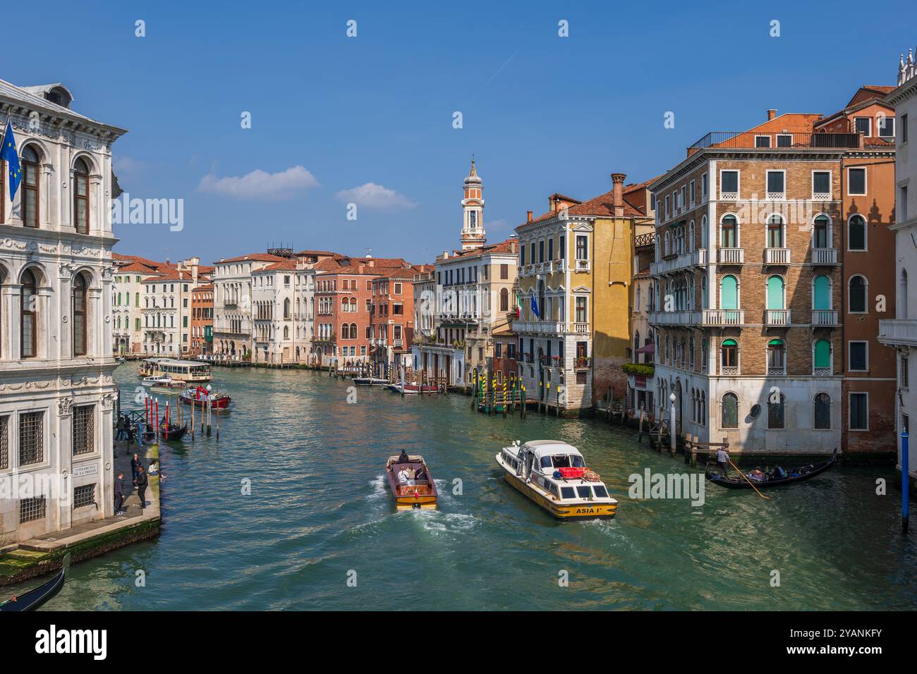 Venezia, Italia - 20 marzo 2024 - skyline della città con il Canal grande, il vaporetto Alilaguna e il taxi acqueo, vista dal Ponte di Rialto. Foto Stock