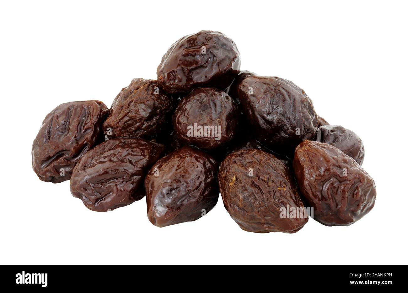 Gruppo di prugne a base di frutta secca a prugne ingrediente alimentare sano ad alta fibra isolato su fondo bianco Foto Stock
