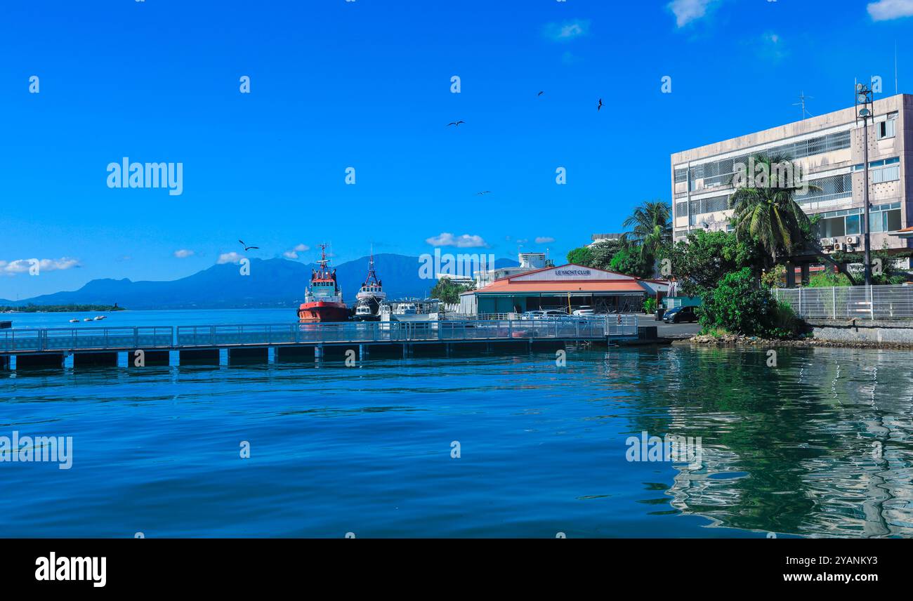 Porto cittadino a Pointe-à-Pitre con acqua blu a Guadalupa, isole dei Caraibi Foto Stock