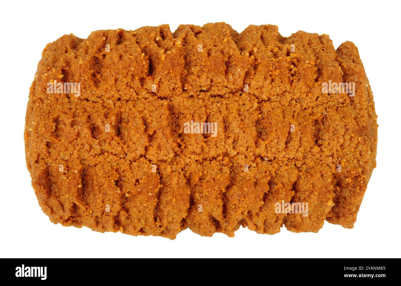 Biscotti croccanti alla cannella e zucchero di canna isolati su fondo bianco Foto Stock