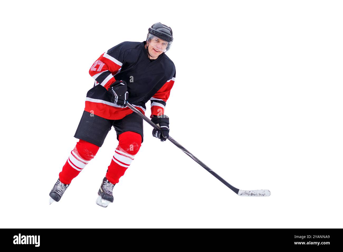 Giocatore di hockey con bastone sorridente nella telecamera isolato su sfondo bianco Foto Stock