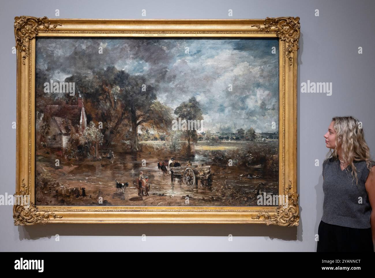 National Gallery, Londra, Regno Unito. 15 ottobre 2024. La mostra Discover Constable and the Hay Wain (17 ottobre 24-2 febbraio 25) si concentra sul capolavoro di John Constable The Hay Wain (1821). Immagine: La mostra presenta anche uno studio preparatorio su vasta scala per il Hay Wain, creato da Constable intorno al 1821 come "schizzo" funzionante, non destinato ad essere esposto (collezione V&A). Crediti: Malcolm Park/Alamy Live News Foto Stock