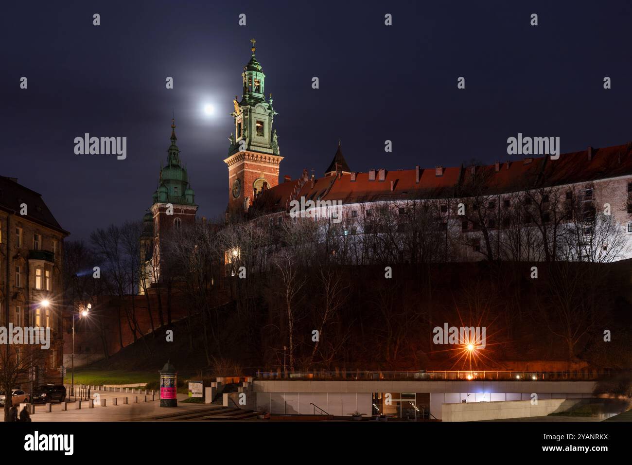 Cracovia, Castello reale di Wawel di notte Foto Stock