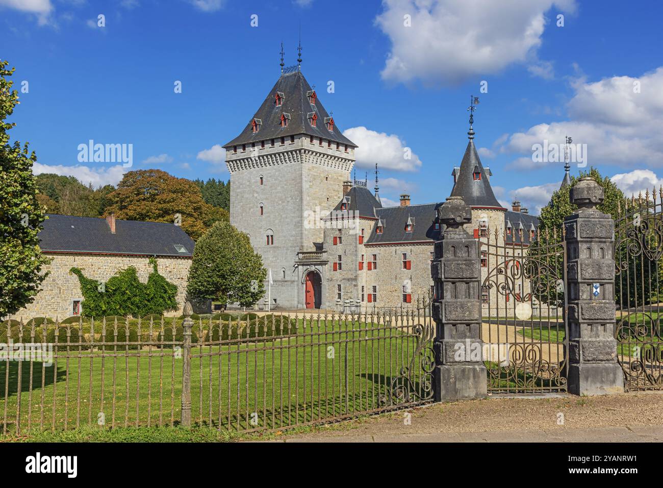 Editoriale: HARGIMONT, MARCHE-EN-FAMENNE, BELGIO, 5 ottobre 2024 - il Castello di Jemeppe circondato da una foresta dai colori autunnali, un forte medievale Foto Stock