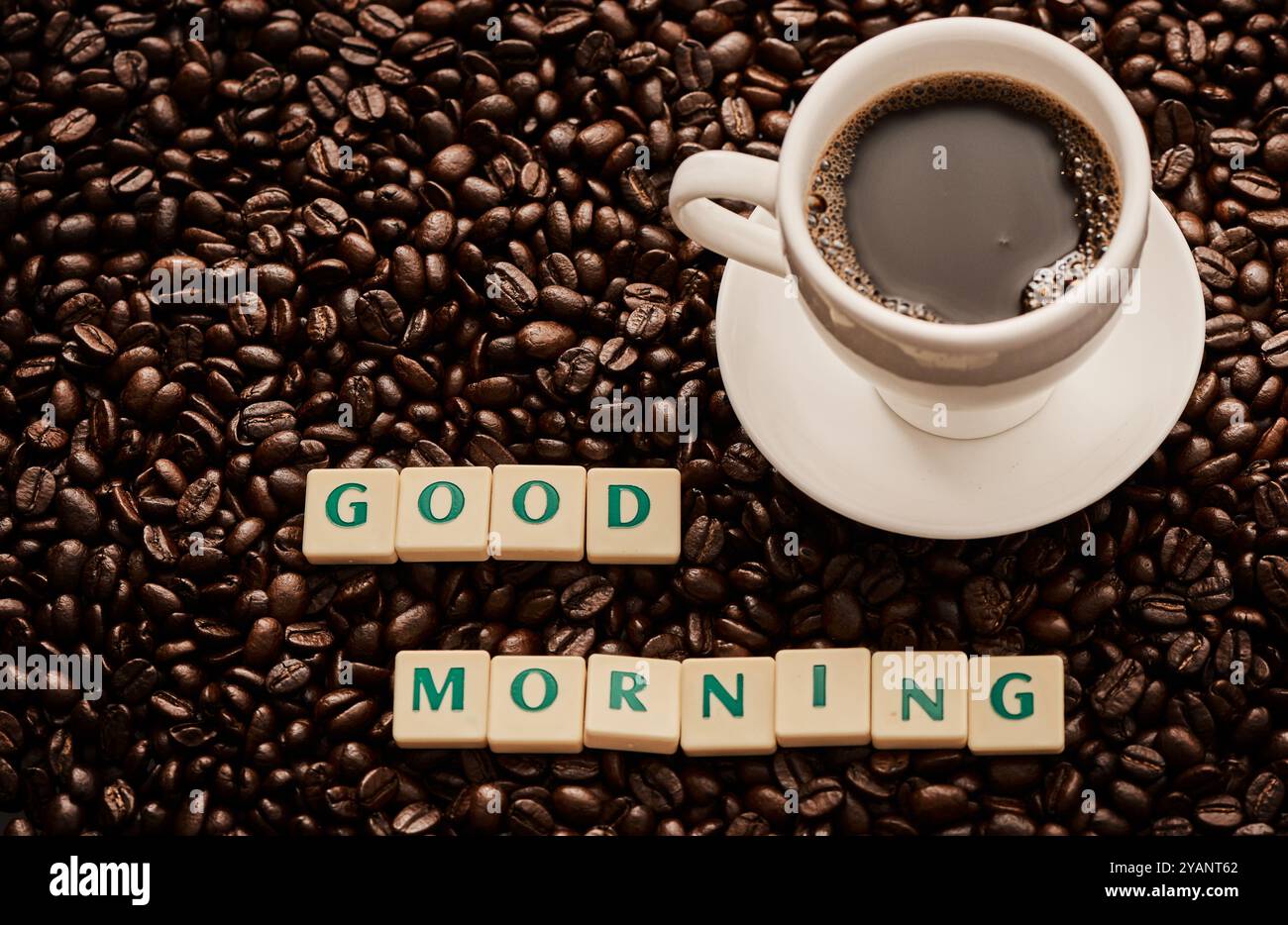 Chicchi, tazze e lettere con caffè, parole e liquidi per l'industria della caffè, della torrefazione e della caffeina biologica. Piastrelle, consistenza e ortografia per l'espresso Foto Stock