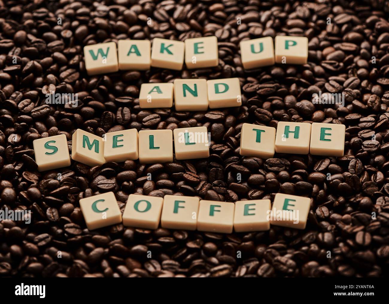 Chicchi, blocchi e lettere con caffè, espresso e amore per l'industria della caffeina biologica. Tessere, texture e ortografia per le parole Foto Stock