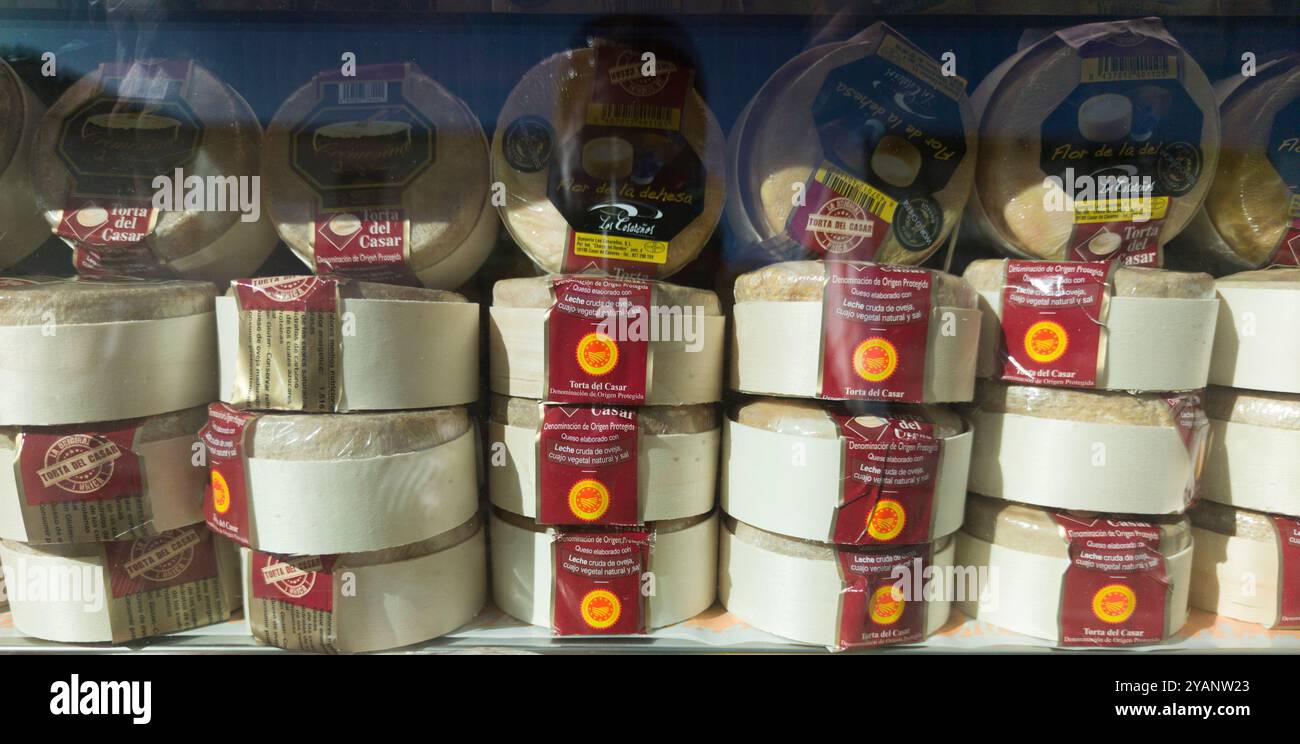 Caceres, Spagna - 14 febbraio 2023: Formaggi torta del Casar esposti in vetrina Foto Stock