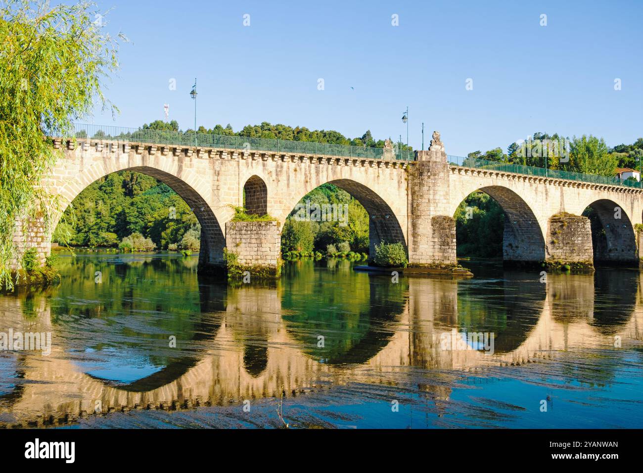 Ponte in pietra sul fiume Lima a Ponte da barca. Portogallo Foto Stock
