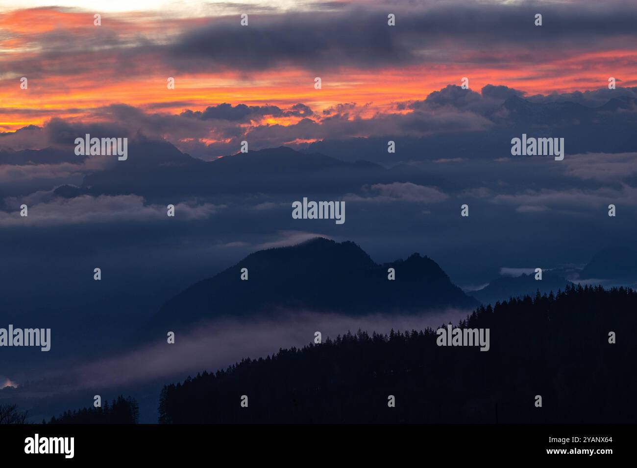 Herbstmorgen im Ostallgäu Ausblick am Morgen von der Alpsitz in den Allgäuer Alpen bei Sonnenaufgang und Nebel., Nesselwang Bayern Deutschland *** mattina d'autunno a Ostallgäu Vista al mattino dalle Alpi delle Alpi Allgäu all'alba e alla nebbia, Nesselwang Baviera Germania Foto Stock