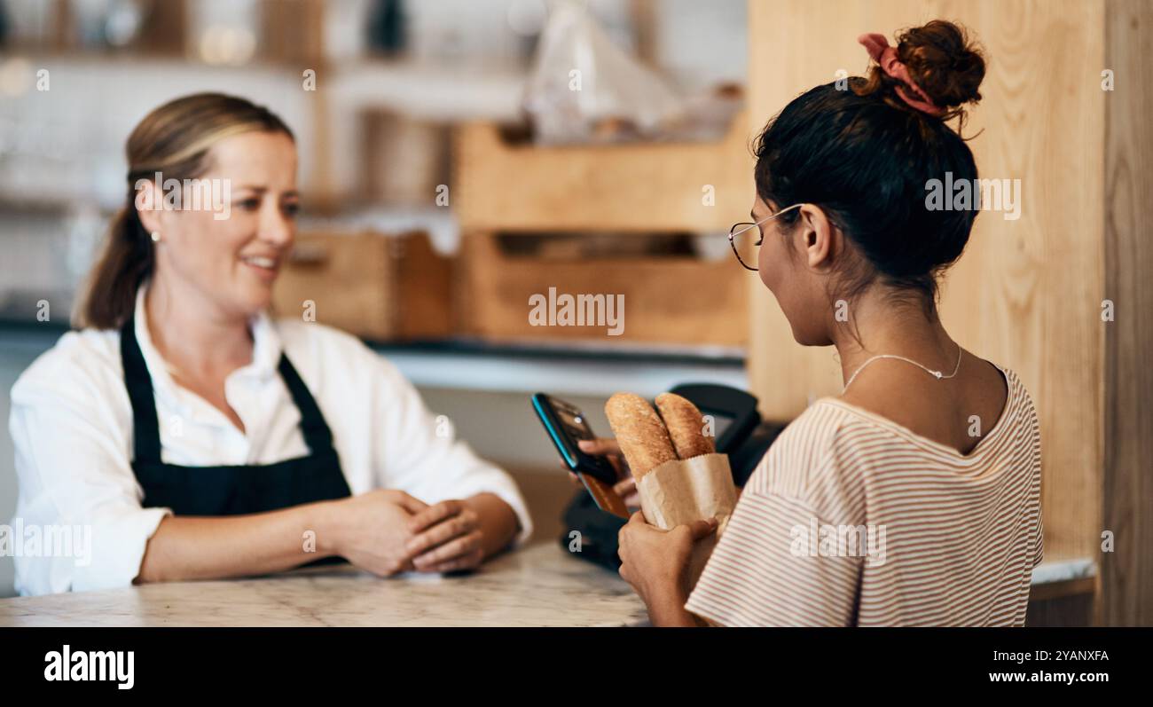 Donna, cliente o vendita in un panificio con pane, shopping o tecnologia per l'acquisto. Persone, pagamento con carta di credito o proprietario in un piccolo business cafè per la spesa Foto Stock