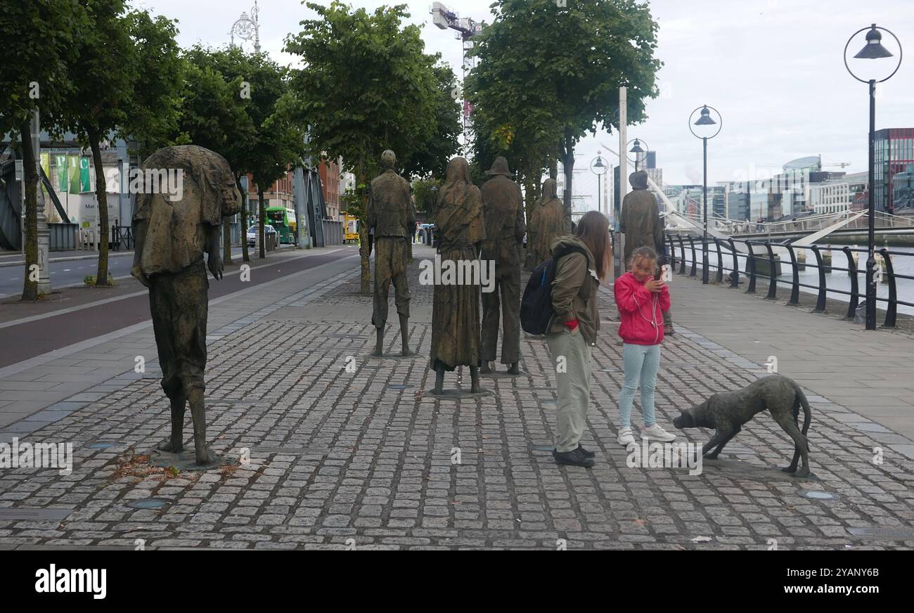 DUBLINO, IRLANDA - 31 LUGLIO 2024: Serie di sculture di Rowan Gillespie in memoria della carestia Foto Stock