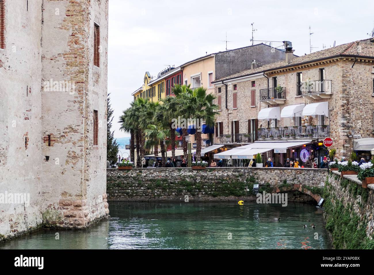 Lombardia in Italia: La città medievale di Sirmione Foto Stock