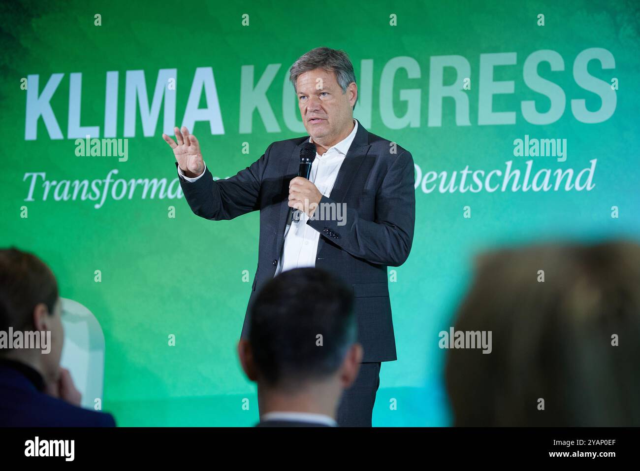 Berlino, Germania. 15 ottobre 2024. Robert Habeck (Alleanza 90/Verdi), Ministro federale dell'economia e della protezione del clima, parla al Congresso BDI sul clima del Futurium. Il congresso si occupa del futuro della società industriale. Credito: Joerg Carstensen/dpa/Alamy Live News Foto Stock