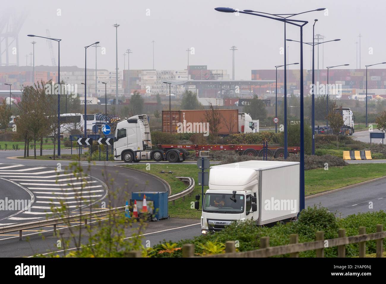 Stanford-le-Hope, Essex, Regno Unito. 15 ottobre 2024. DP World ha rivelato un piano da 1 miliardo di sterline per espandere il porto container London Gateway al vertice sugli investimenti del governo. Il porto è stato aperto nel 2013 per facilitare le più grandi navi portacontainer sulle rotte commerciali del mondo, e dopo il completamento dell’espansione sarebbe diventato il più grande porto container del Regno Unito. I piani includono un secondo terminal ferroviario e aggiungeranno altri 400 posti di lavoro permanenti al sito. Camion che lasciano il porto Foto Stock