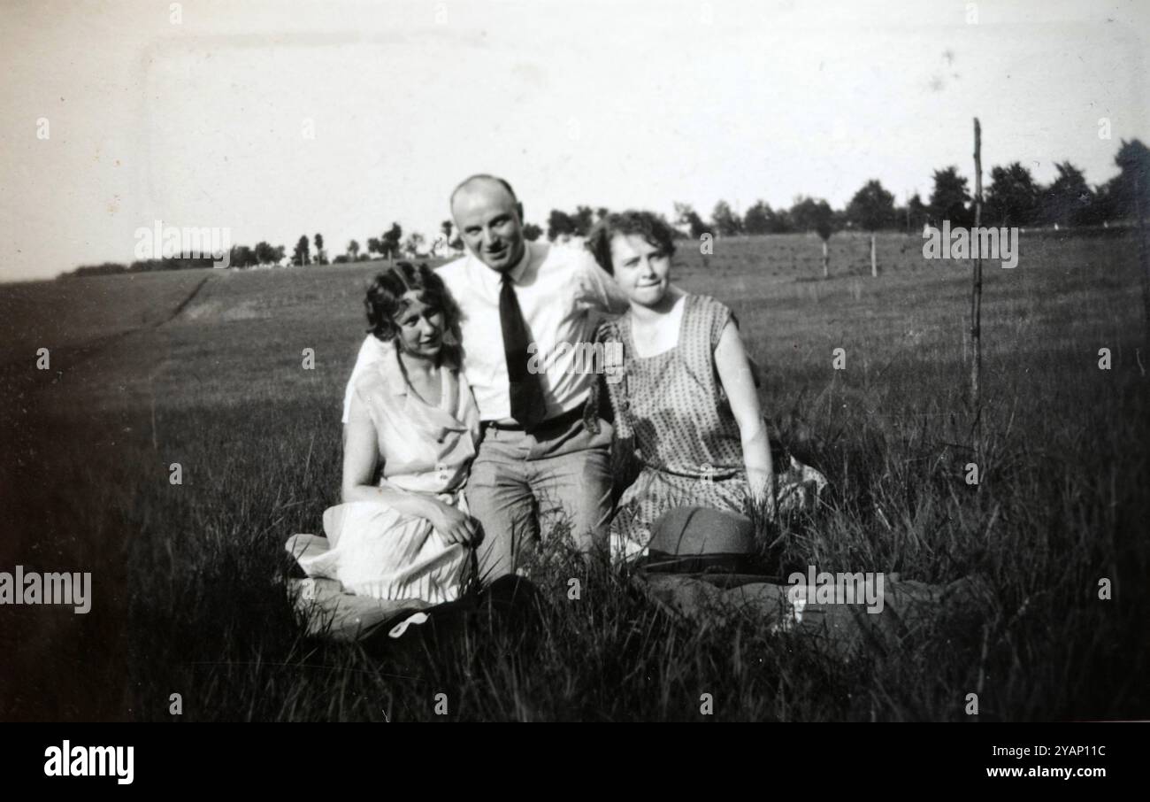 Ausflug GER,20240227, Aufnahme CA.1920, Dame mit Begleitern *** escursione GER,20240227, foto CA. 1920, signora con compagni Foto Stock