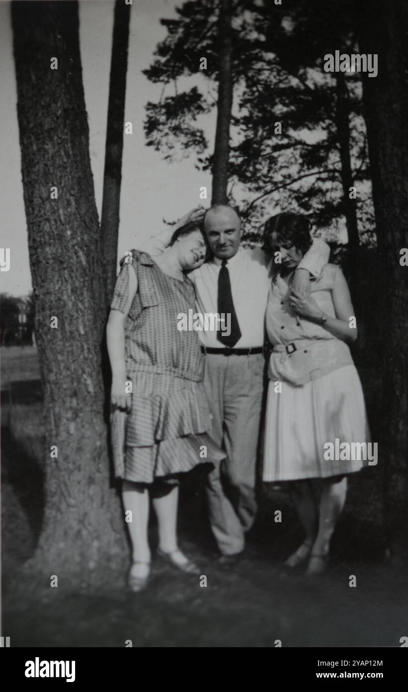 Ausflug GER,20240227, Aufnahme CA.1920, Dame mit Begleitern *** escursione GER,20240227, foto CA. 1920, signora con compagni Foto Stock