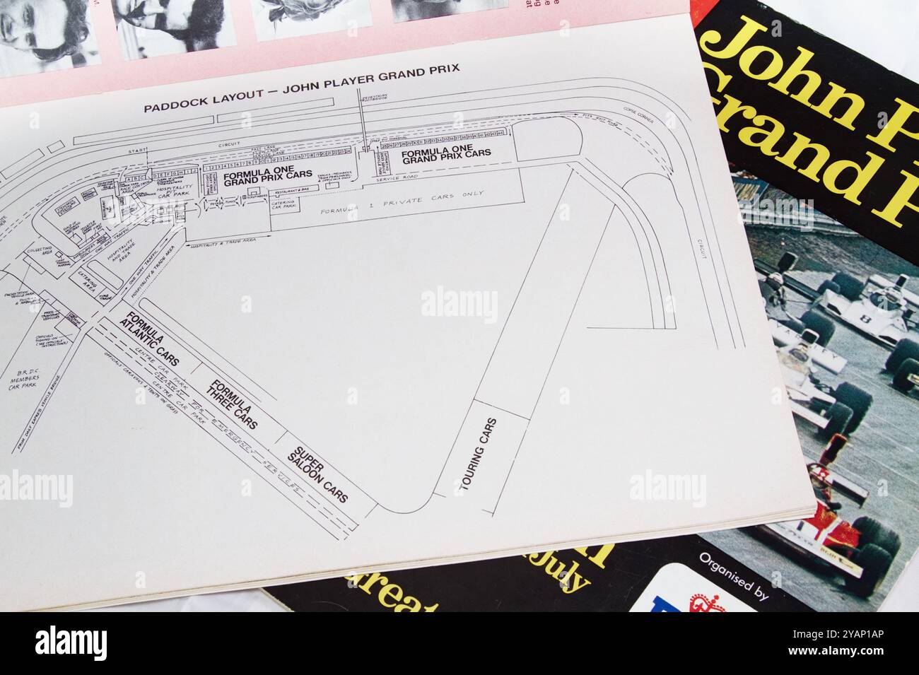 Un disegno del Paddock Layout da un programma Offical presso il circuito di Silverstone per il Gran Premio di Formula uno britannico John Player 1975, Regno Unito Foto Stock