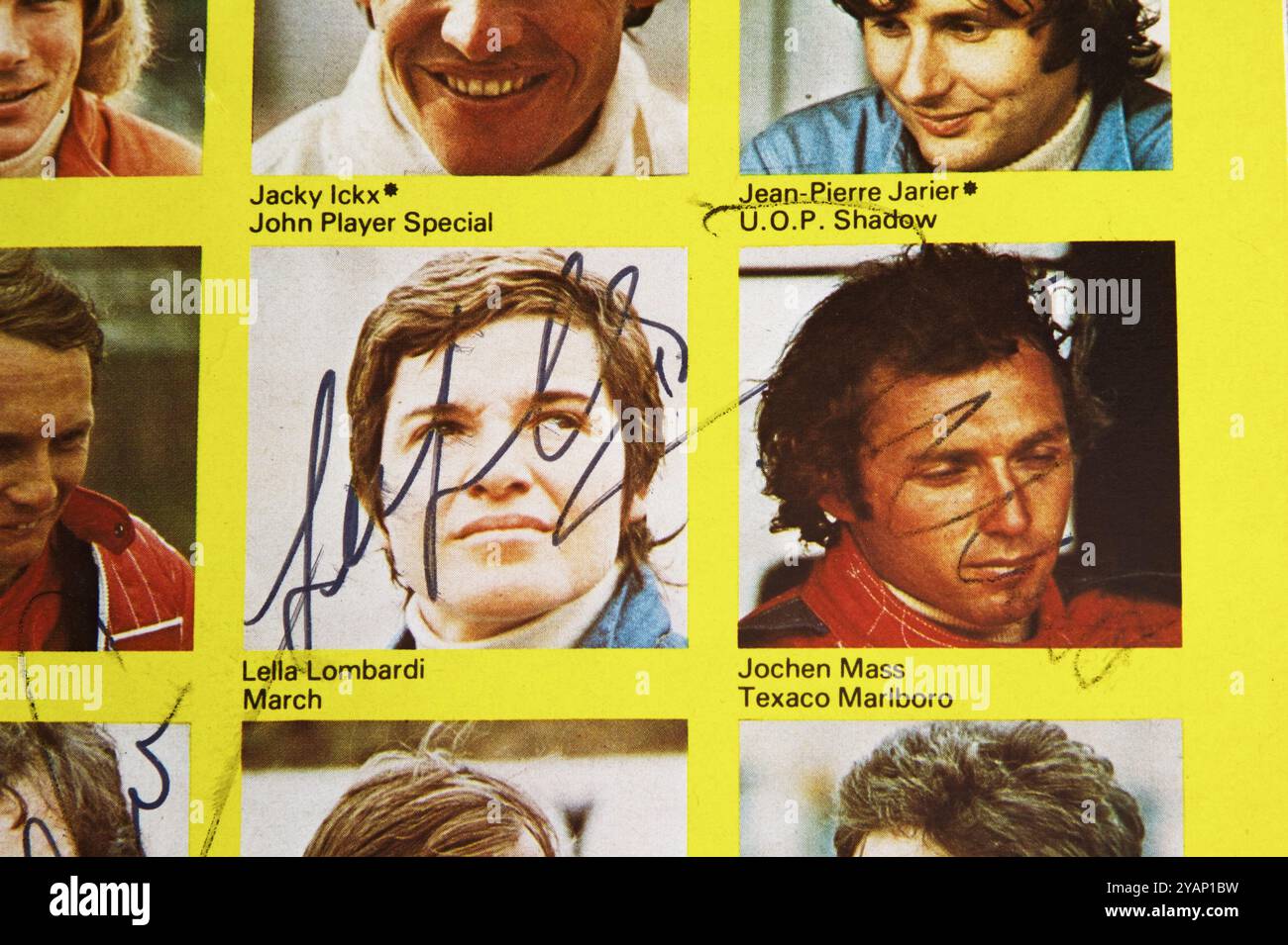 Il vero Autograph di Lella Lombardi prima donna di Formula 1 attraverso Una foto di lei in Un programma dal John Player British Grand Prix 1975 Foto Stock