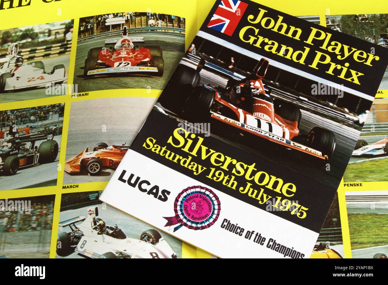 Programma del John Player British Grand Prix, Silverstone 1975, in cima ad un programma aperto che mostra le foto delle vetture da corsa di Formula 1 Takin Foto Stock