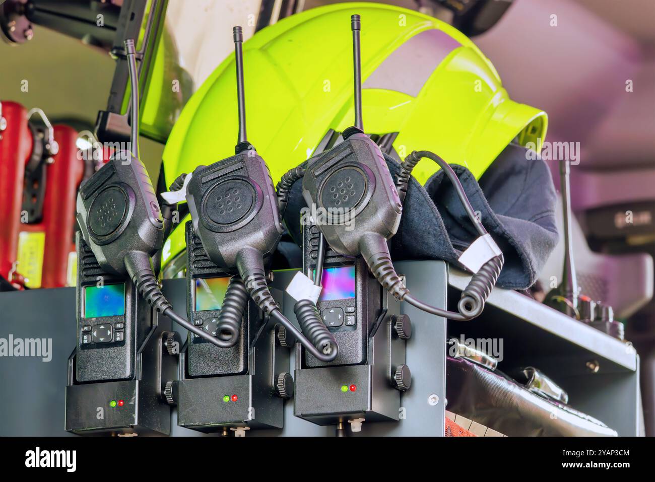 Interno di un camion dei pompieri olandese con casco e walkie-talkie Foto Stock