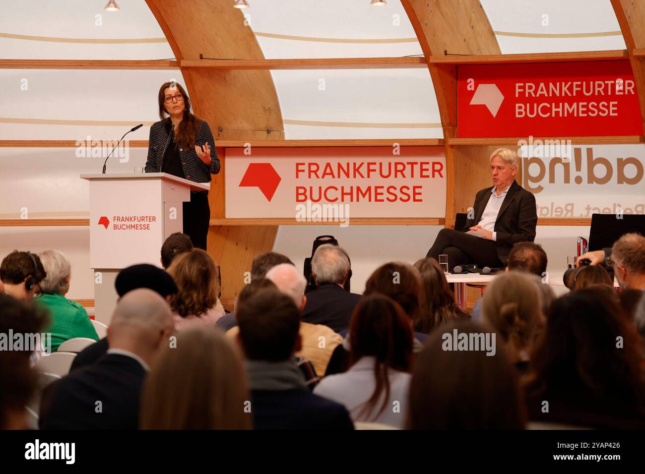 76. Frankfurter Buchmesse Impressionen 15.10.2024 Eröffnungs-Pressekonferenz zur 76. Frankfurter Buchmesse a Francoforte auf dem Messegelände mit Buchmesse-Direktor Juergen BOOS rechts, Elif SHAFAK Links, Karin SCHMIDT-FRIDERICHS und Torsten CASIMIR Frankfurt Main Hessen Deutschland *** 76 Frankfurt Book Fair Impressions 15 10 2024 apertura conferenza stampa per la Fiera del libro di Francoforte 76 a Francoforte sul meno con il direttore della Fiera del libro Juergen BOOS destra , Elif SHAFAK a sinistra , KARASIMIR e Hessen Main Francoforte sul meno Foto Stock