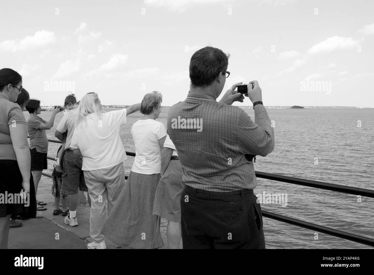 Gruppo di turisti che si godono la vista del porto di Charleston dal molo di Battery Park a Charleston, South Carolina, Stati Uniti. Foto Stock